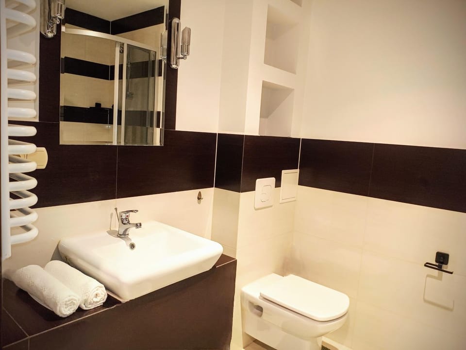 Toilet, Bathroom, towels