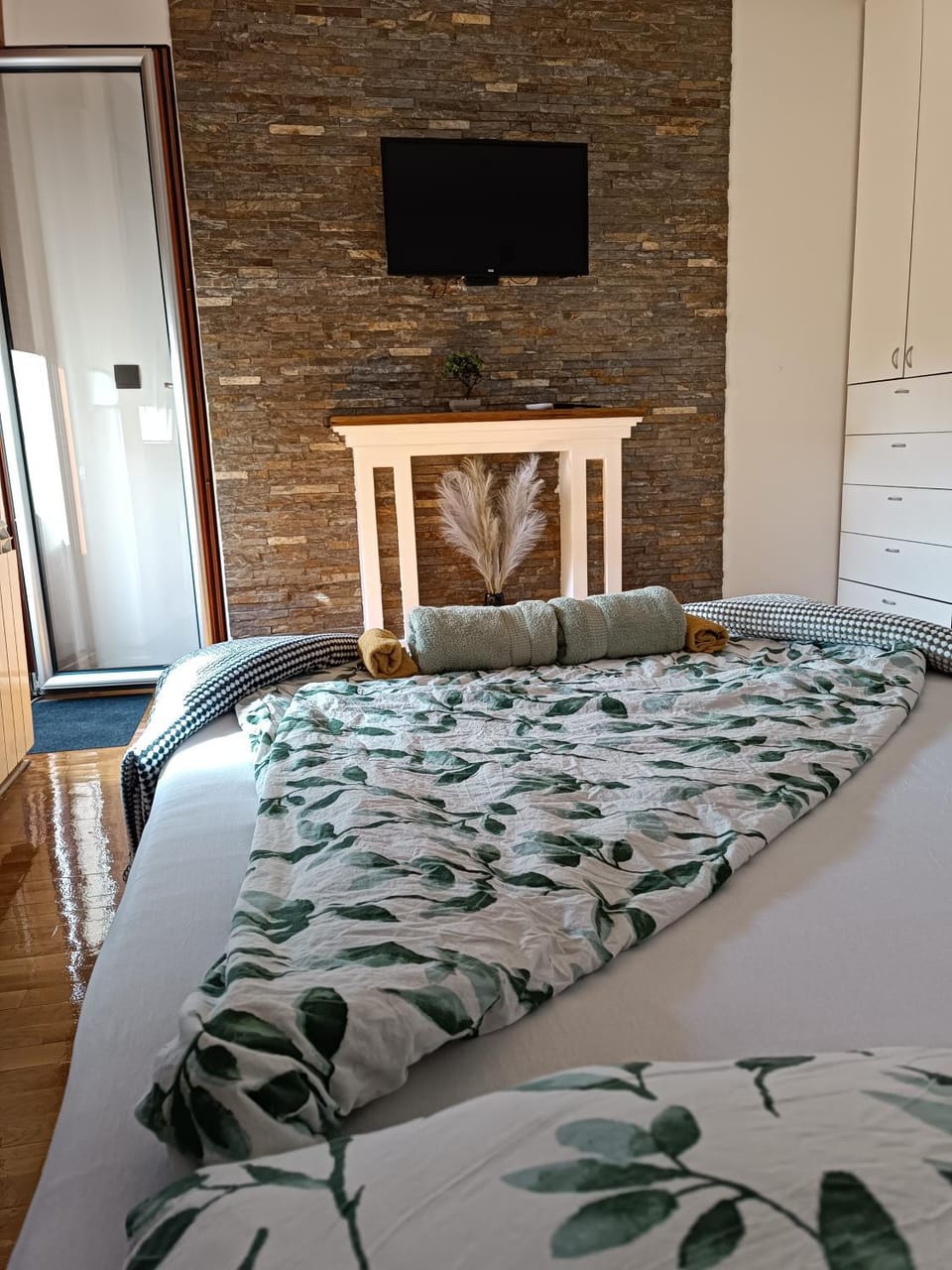 Bed, TV and multimedia, Bedroom