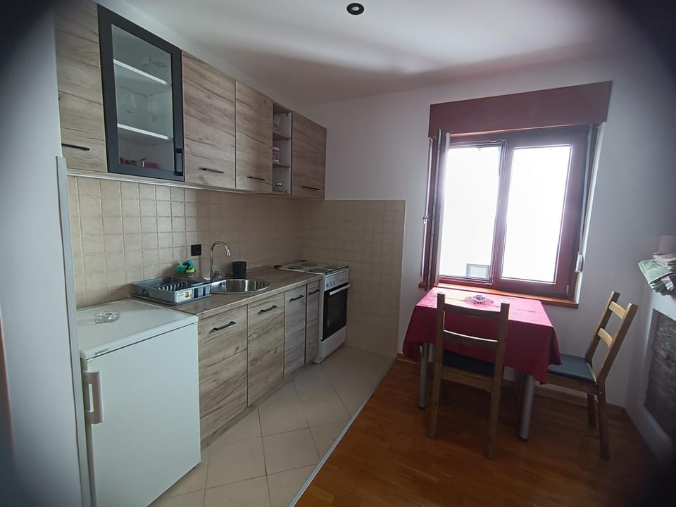 Kitchen or kitchenette, Dining area, oven