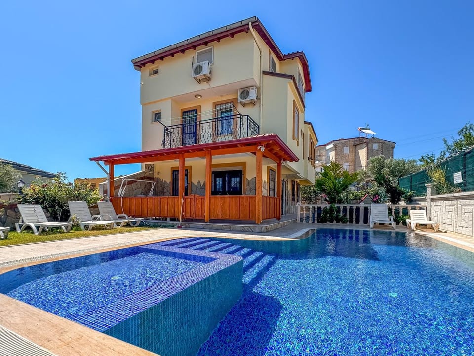 Property building, Patio, Day, Natural landscape, Mountain view, Pool view, Swimming pool, Swimming pool, sunbed