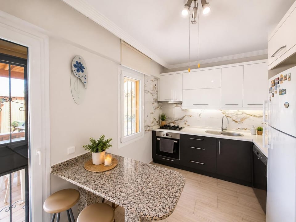 Kitchen or kitchenette, Dining area, minibar, oven, stove