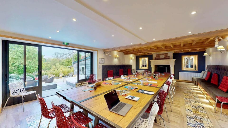 TV and multimedia, Living room, Seating area, Dining area