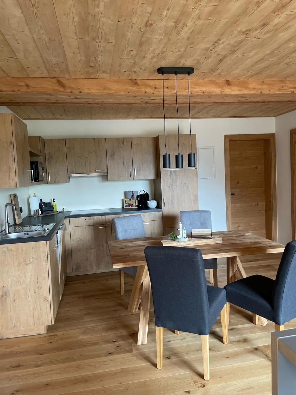 Kitchen or kitchenette, Dining area