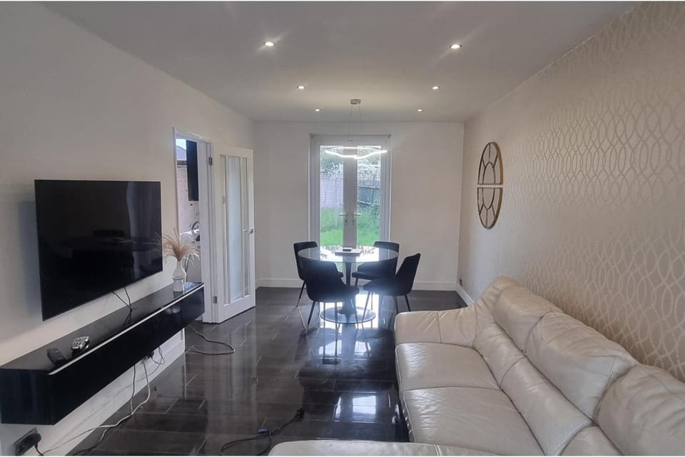 3 Bed House Sleeps 5 - Parking Garden Pets House in Slough