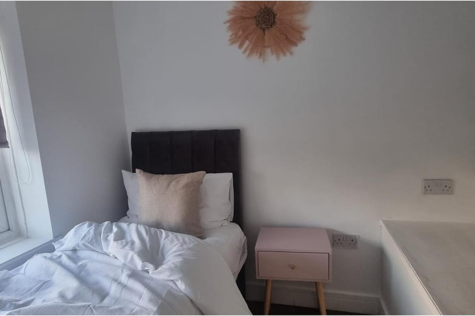 3 Bed House Sleeps 5 - Parking Garden Pets House in Slough