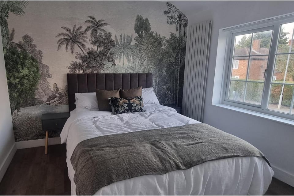 3 Bed House Sleeps 5 - Parking Garden Pets House in Slough