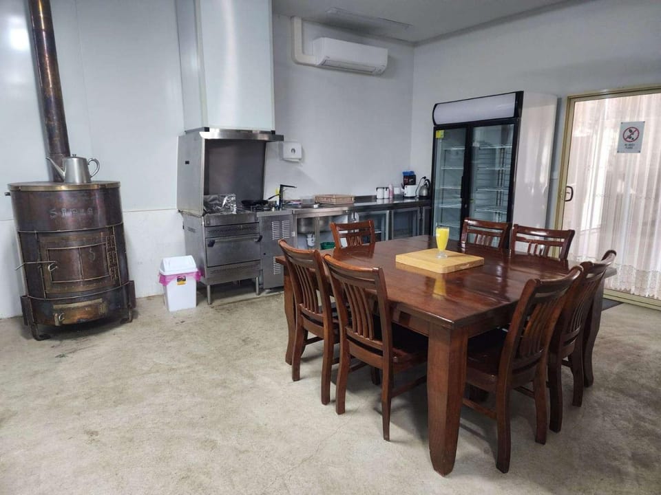 Kitchen or kitchenette, Seating area