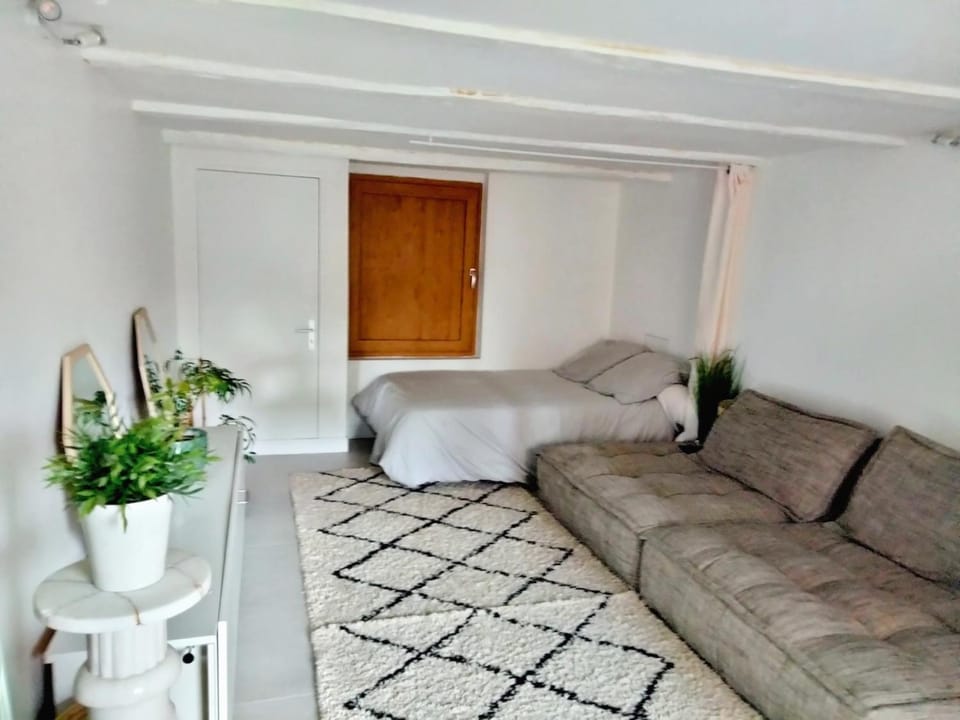 Bed, Photo of the whole room, Seating area, Bedroom