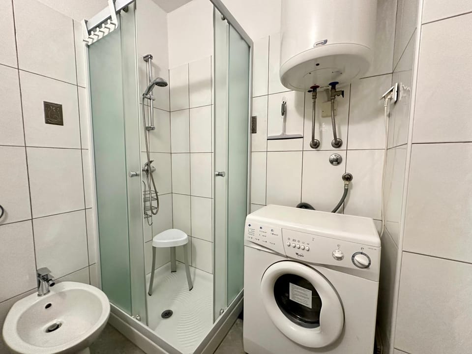 Shower, Toilet, Bathroom, towels, washing machine