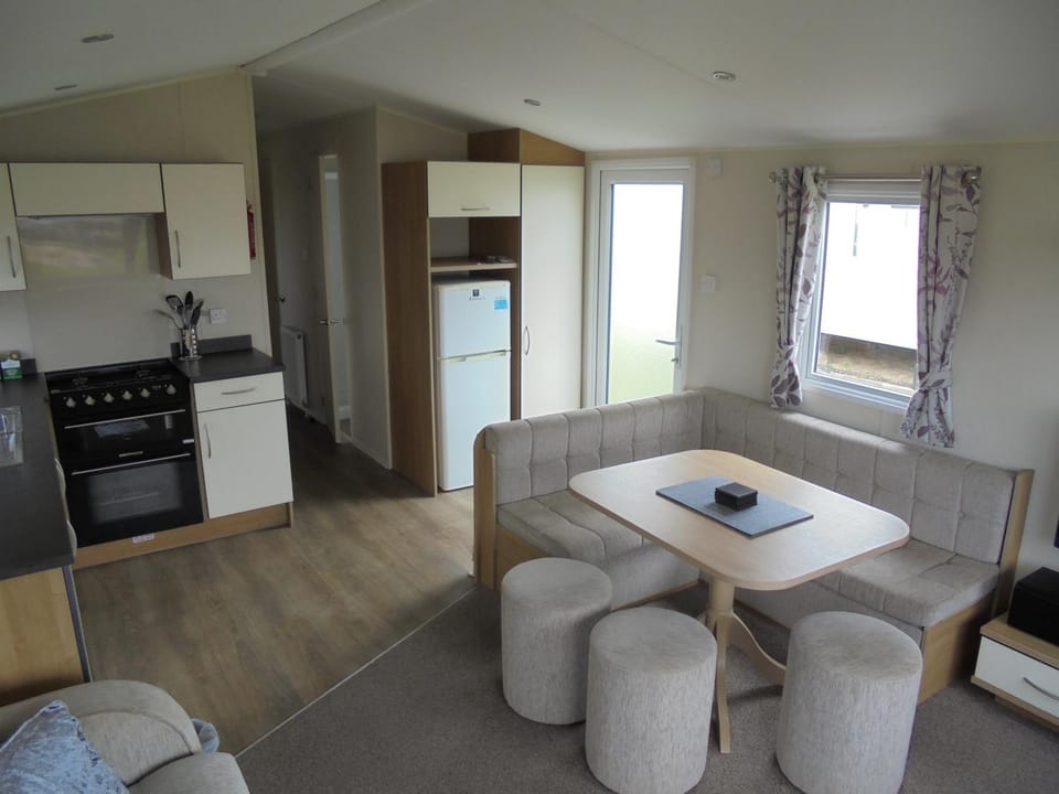 Kitchen or kitchenette, Seating area