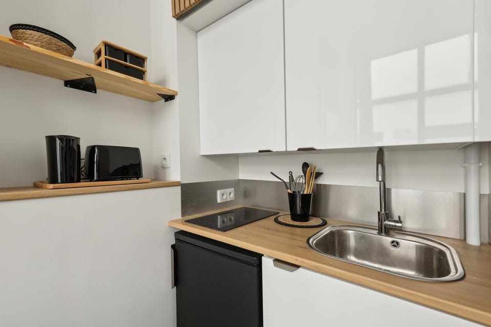 Coffee/tea facilities, Kitchen or kitchenette, stove, toaster