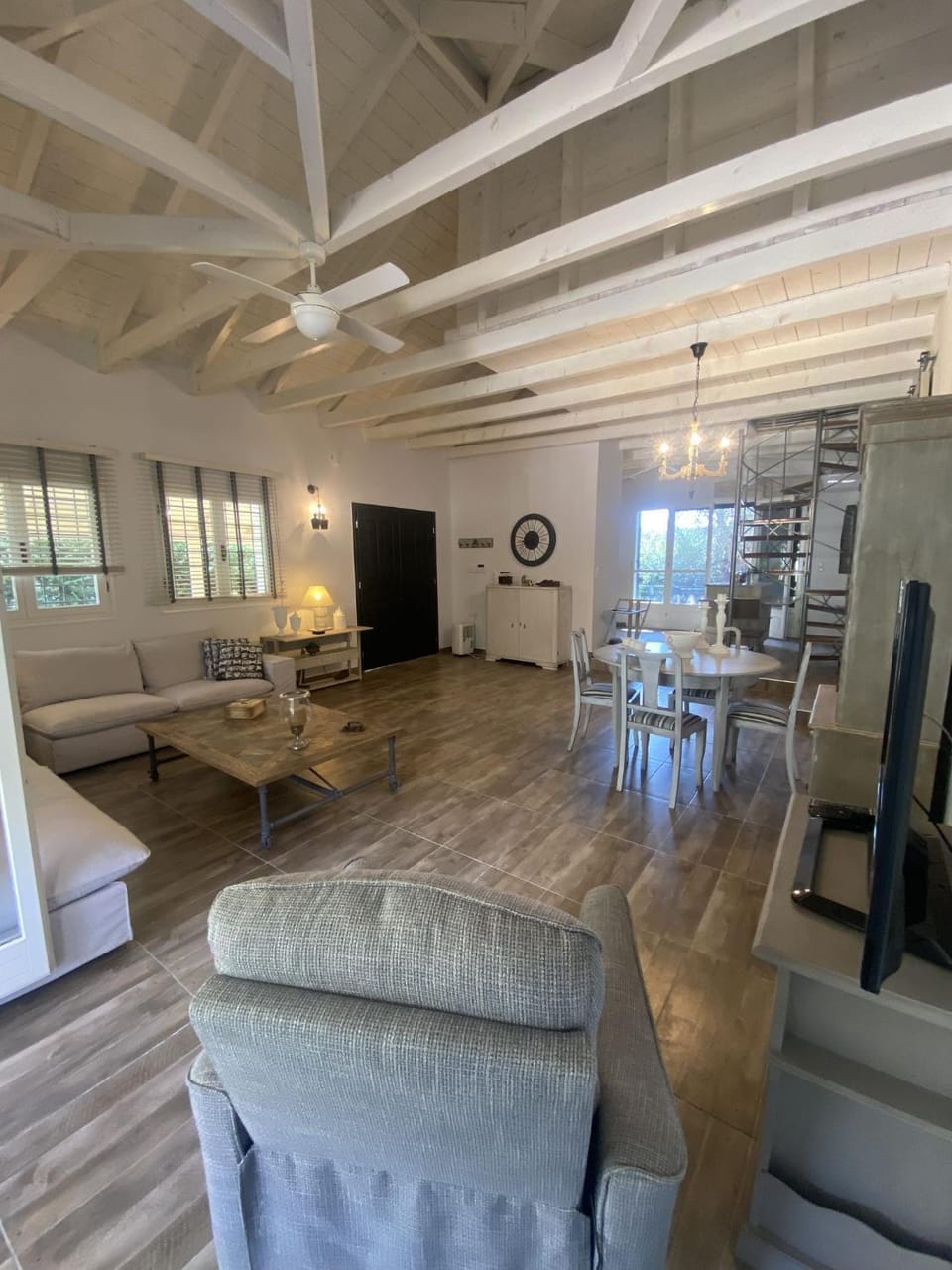 TV and multimedia, Living room, Seating area, Dining area