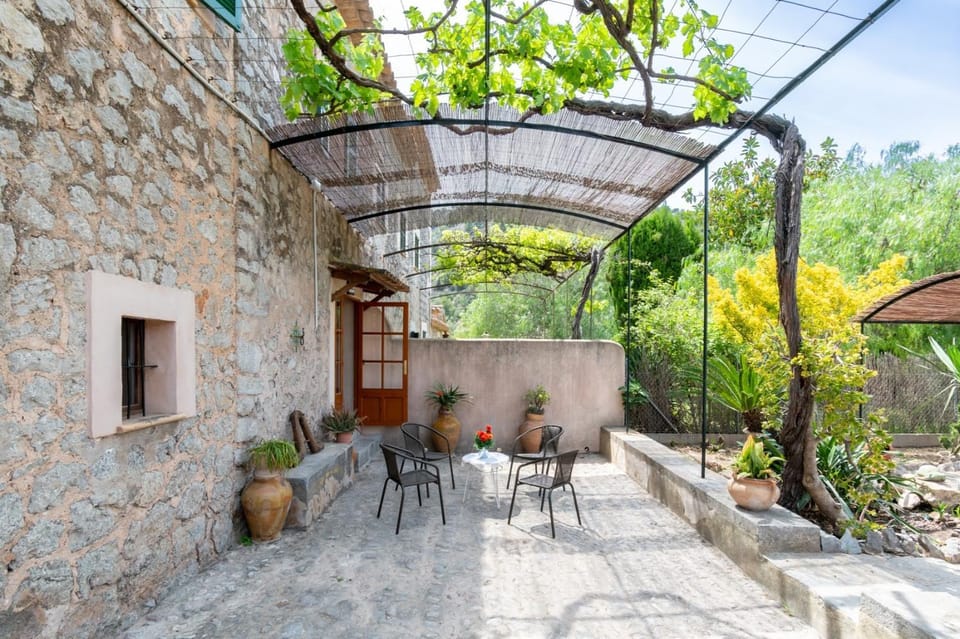 Property building, Balcony/Terrace, Living room