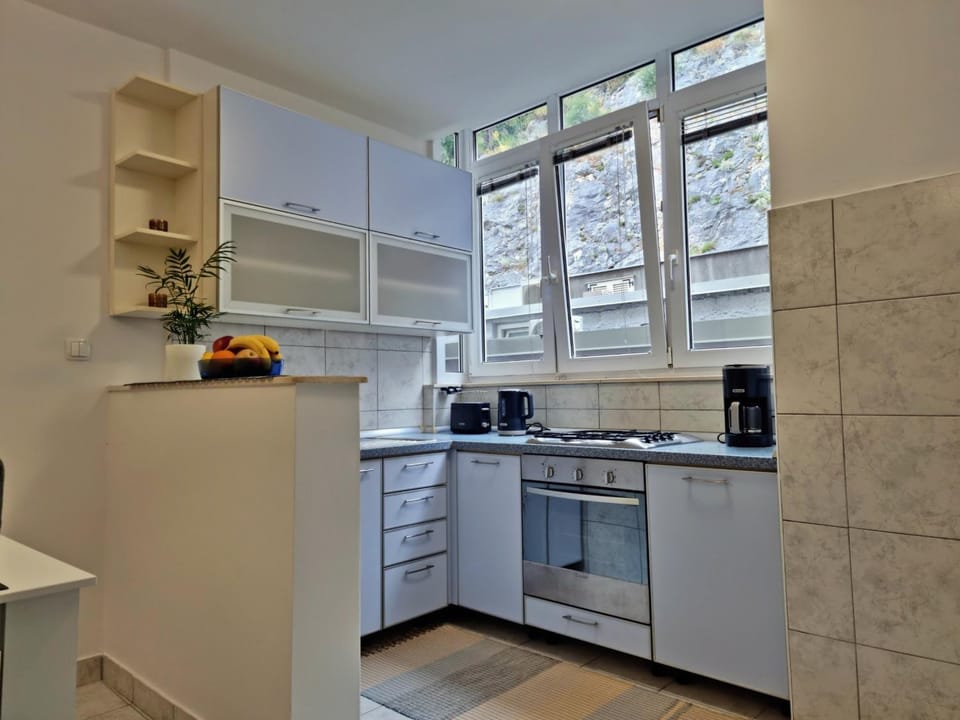 Kitchen or kitchenette, oven