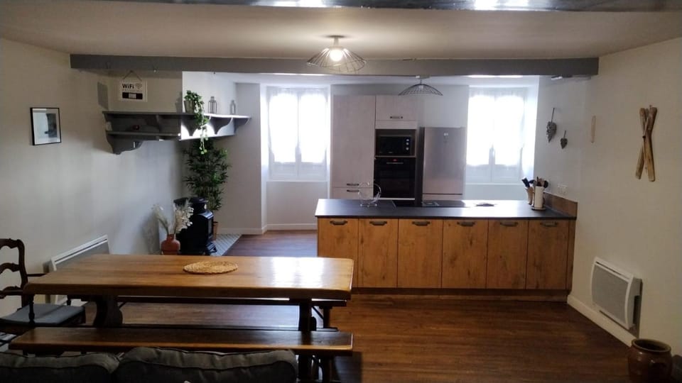 Kitchen or kitchenette, Dining area, oven, stove