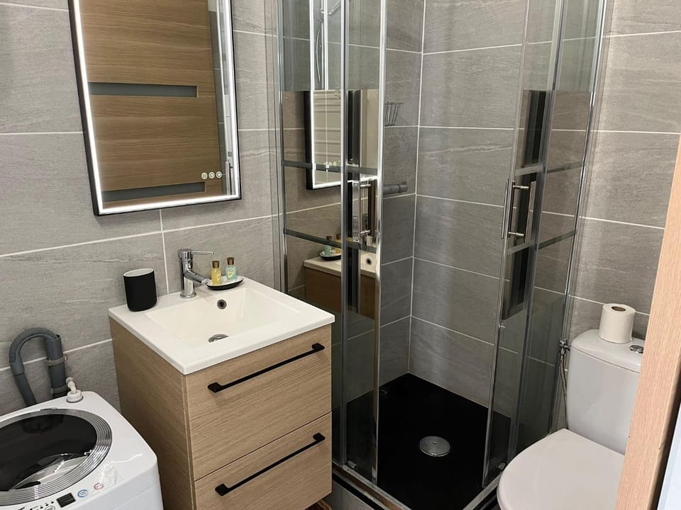 Shower, Toilet, Bathroom, towels