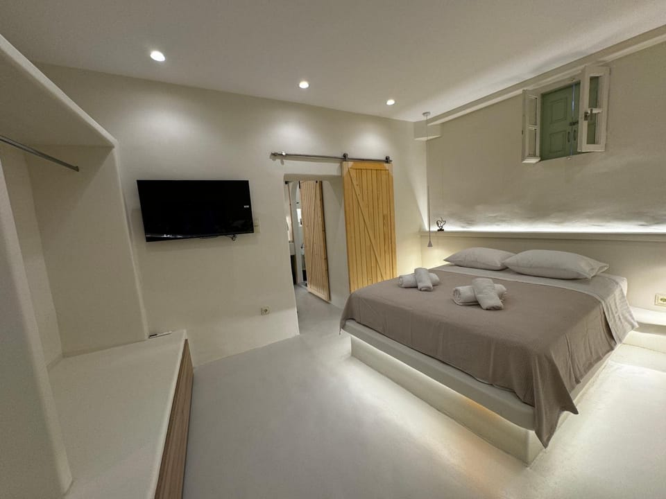 Bed, TV and multimedia, Bedroom, towels, wardrobe