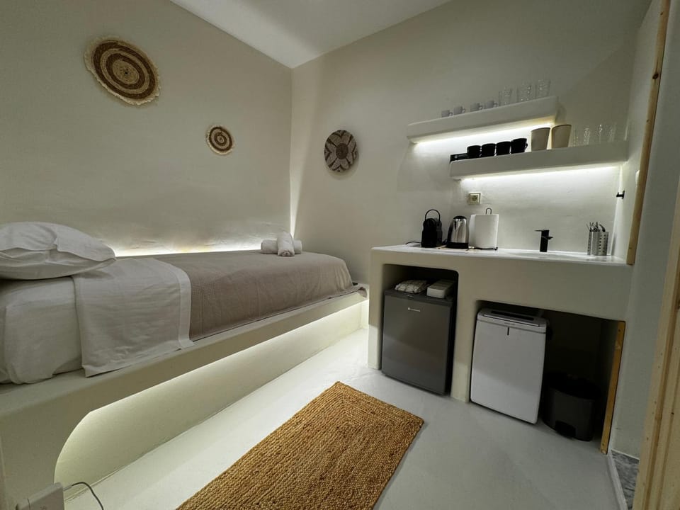 Bed, Kitchen or kitchenette, Bedroom