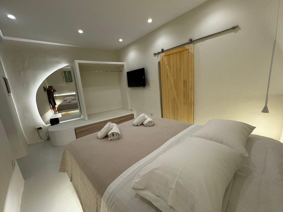 Bed, TV and multimedia, Photo of the whole room, Bedroom, towels, wardrobe