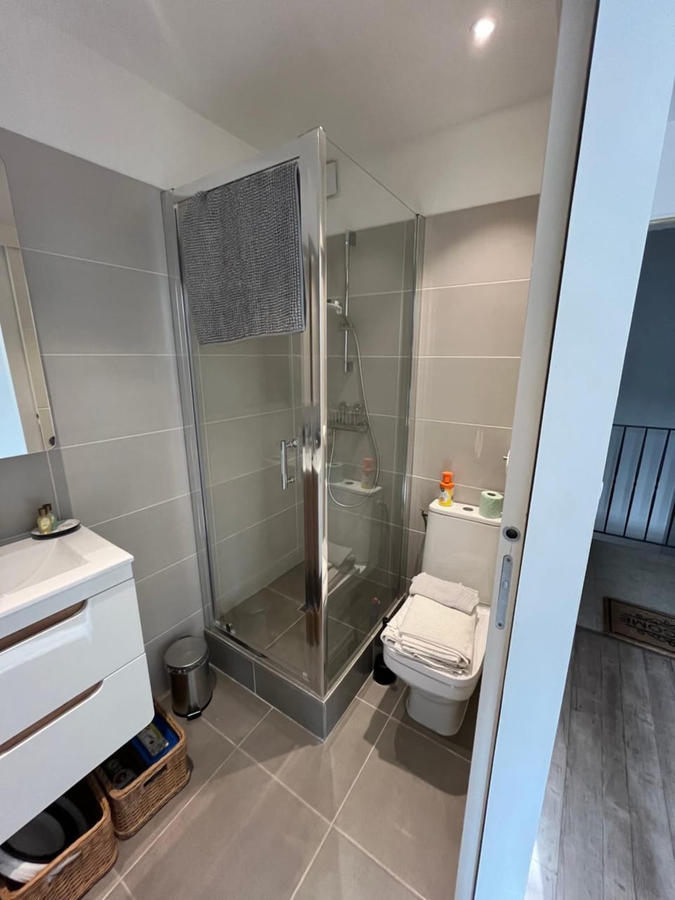 Shower, Toilet, Bathroom, towels