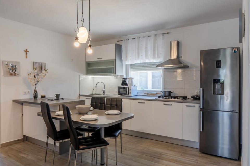 Kitchen or kitchenette, dishwasher, stove