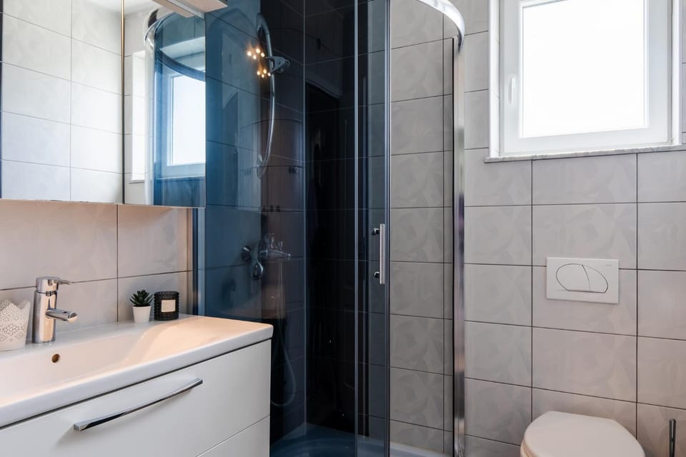 Shower, Toilet, Bathroom, towels