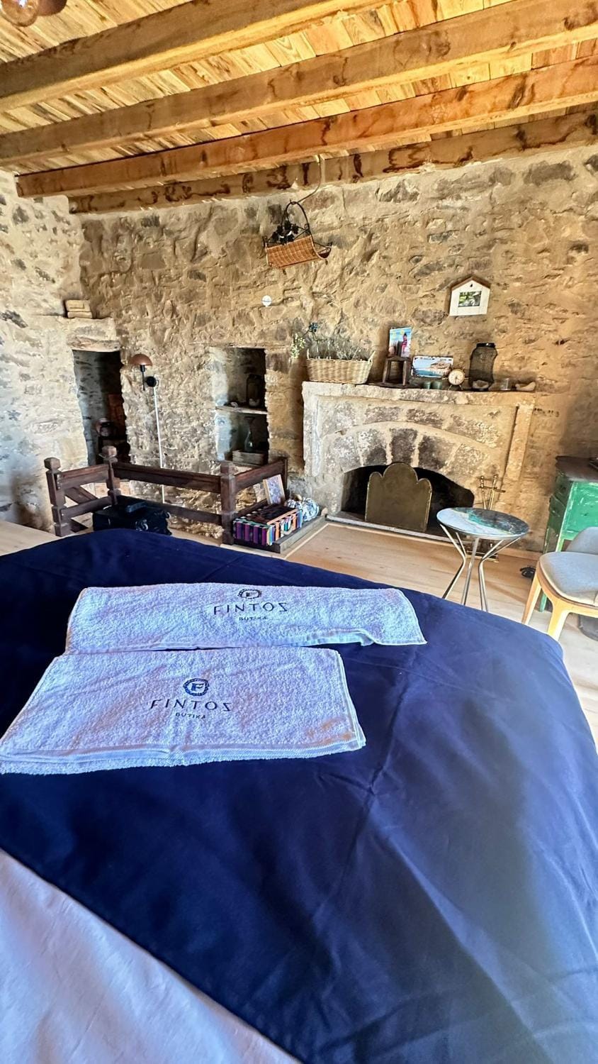 Bed, Seating area, Bedroom