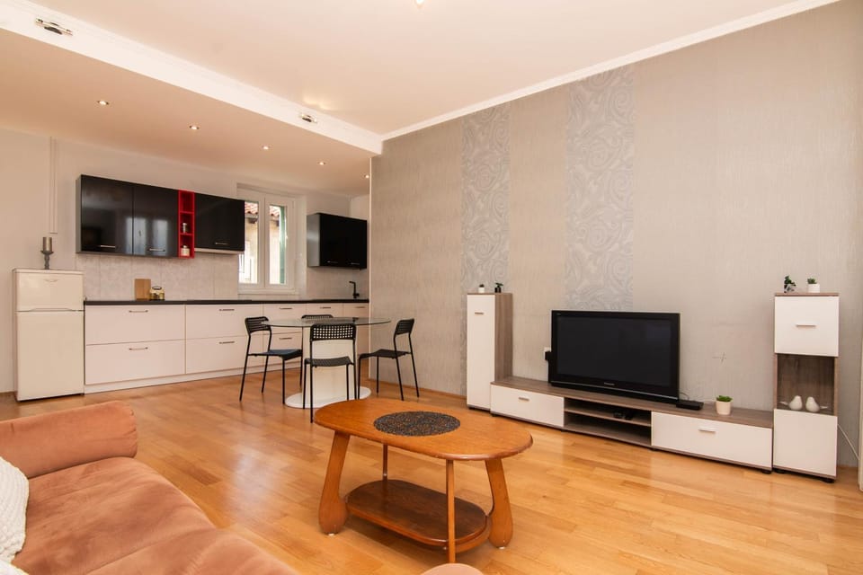 TV and multimedia, Kitchen or kitchenette, Living room, Seating area, Dining area