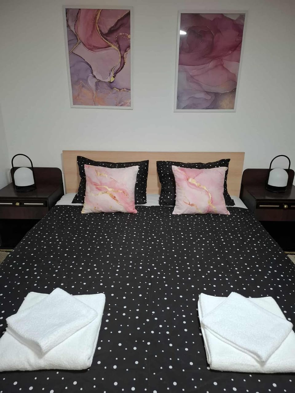Bed, Photo of the whole room, Bedroom, towels, air conditioner