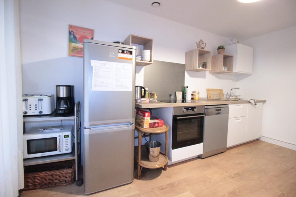 Coffee/tea facilities, Kitchen or kitchenette, dishwasher, oven, stove, toaster