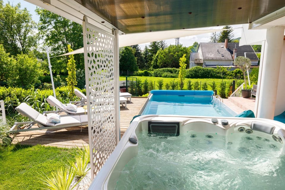 Garden, Hot Tub, Swimming pool, sunbed