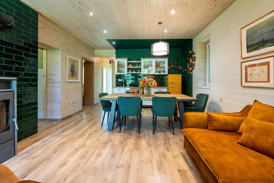 Kitchen or kitchenette, Living room, Seating area, Dining area, oven