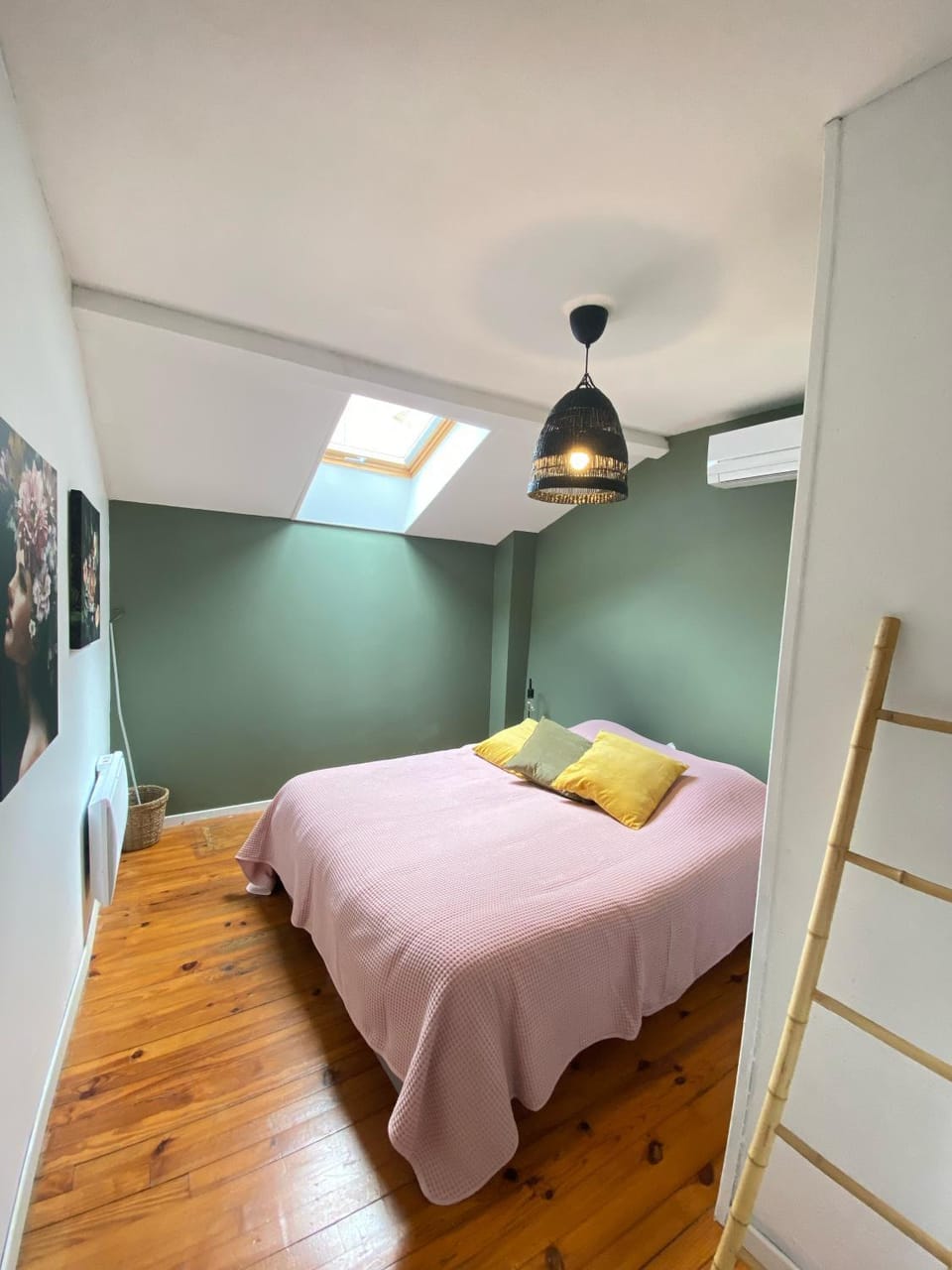 Bed, Photo of the whole room, Bedroom, air conditioner