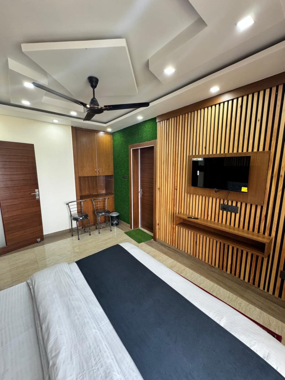 Bed, TV and multimedia, Living room, Photo of the whole room, Bedroom