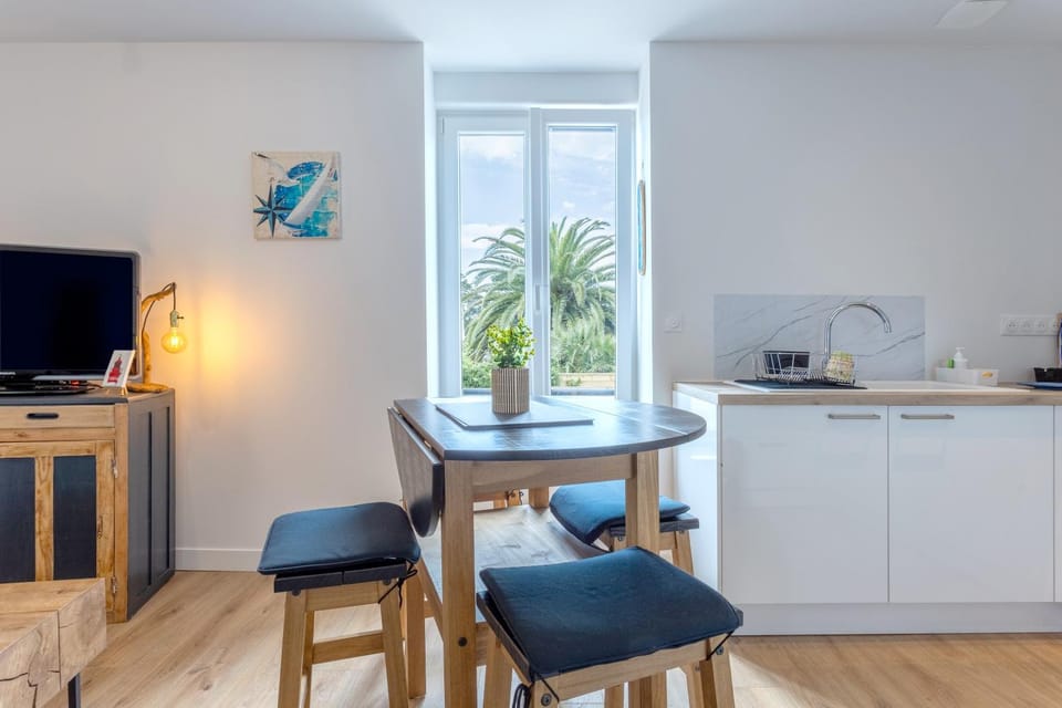 Property building, Kitchen or kitchenette, Living room