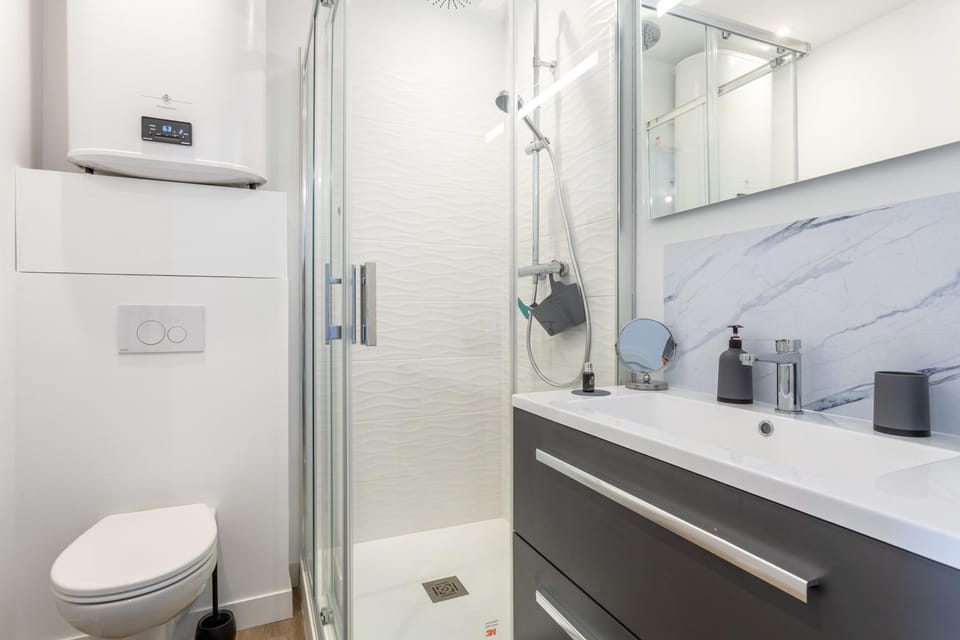 Bathroom, Living room