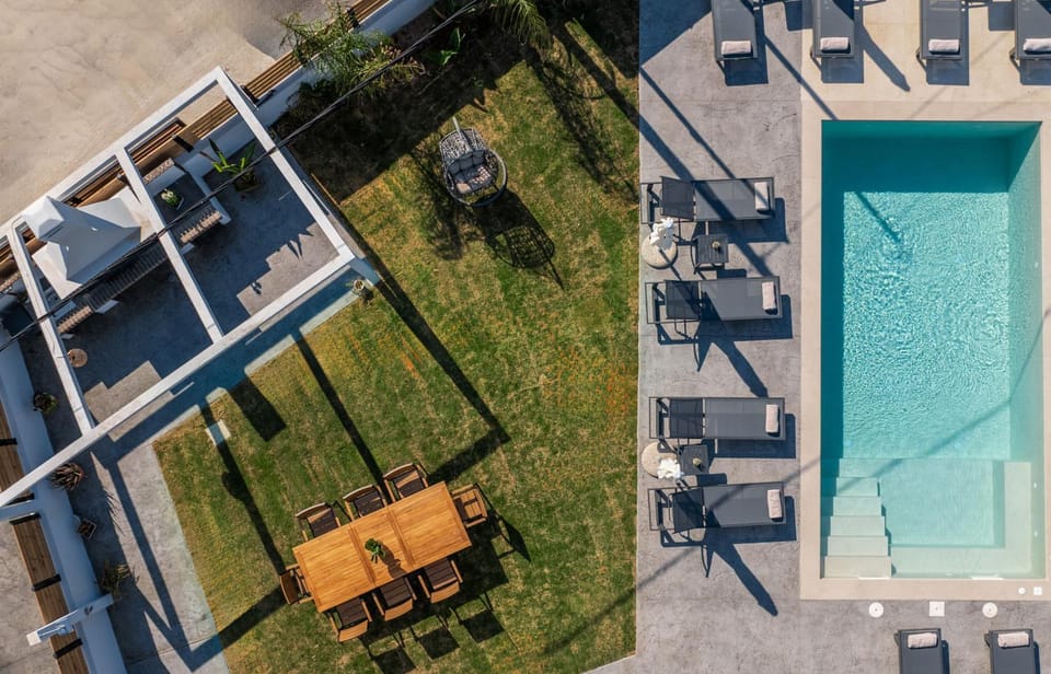 Swimming pool, sunbed
