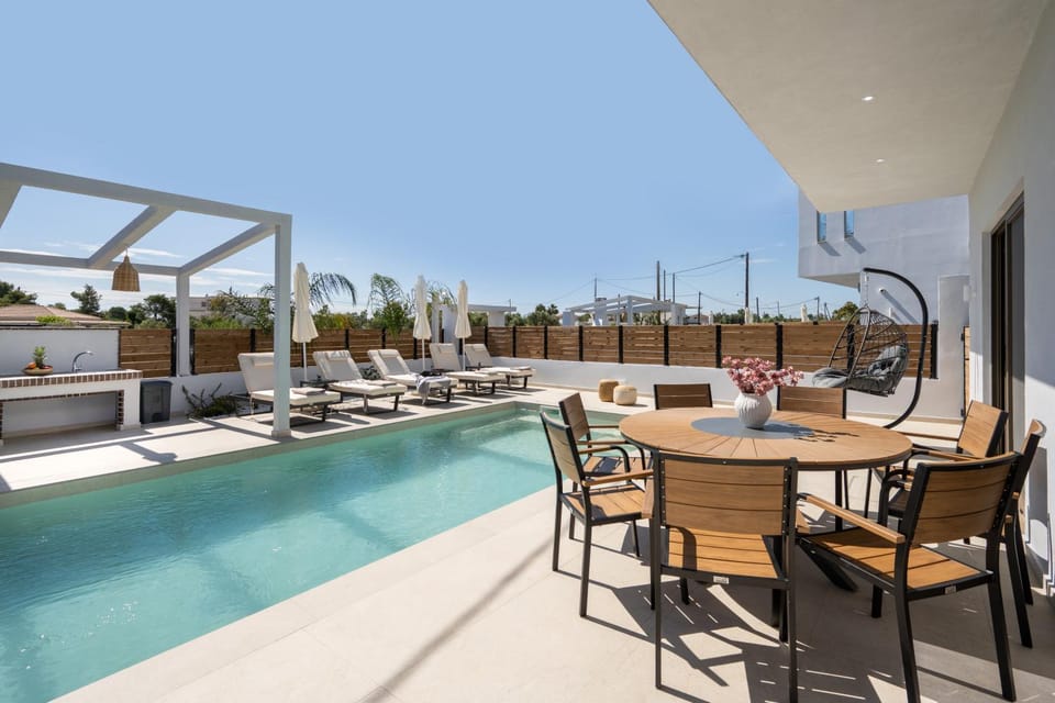 Patio, Day, BBQ facilities, View (from property/room), Balcony/Terrace, Pool view, Swimming pool, sunbed