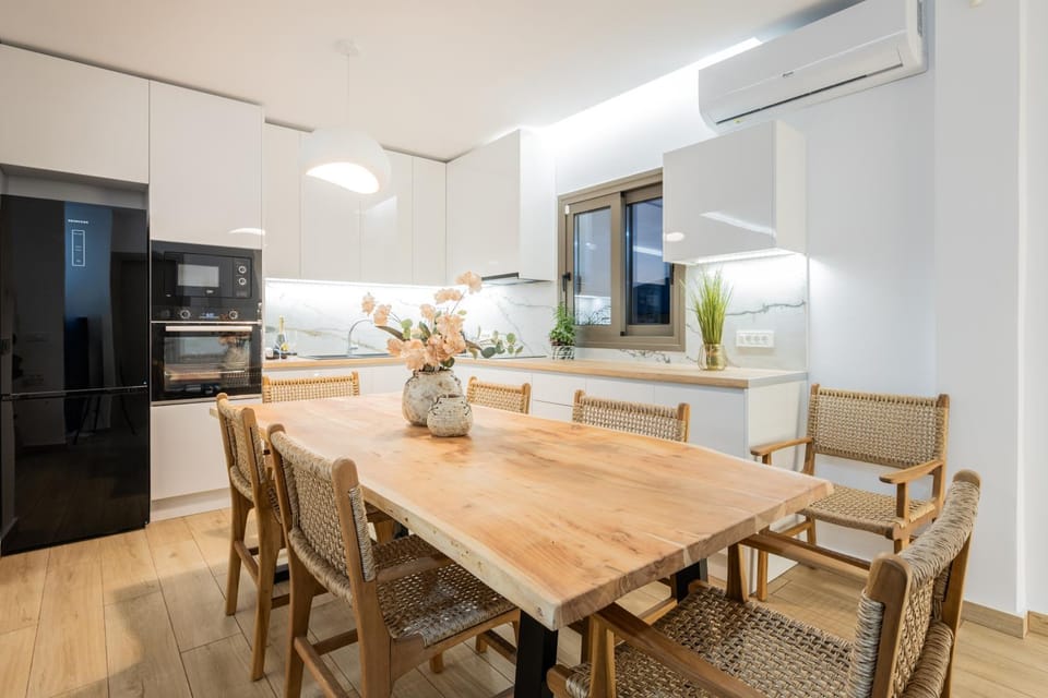 Kitchen or kitchenette, Dining area, oven