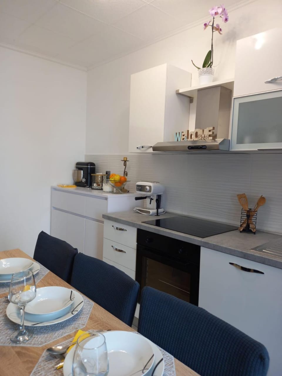 Kitchen or kitchenette, Dining area, stove, toaster