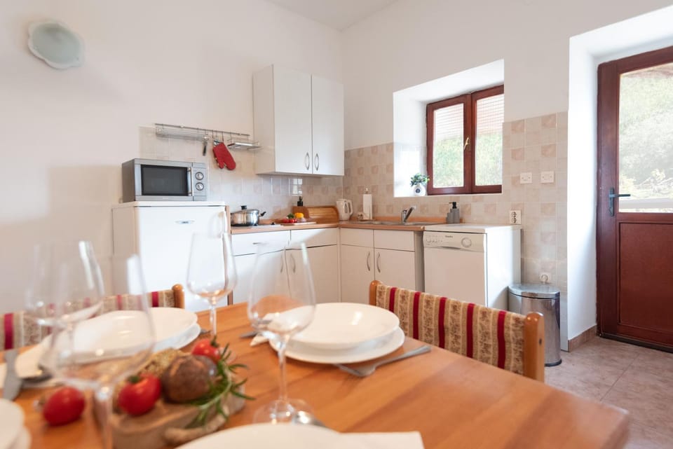 Kitchen or kitchenette, Seating area, Dining area, dishwasher, microwave, stove