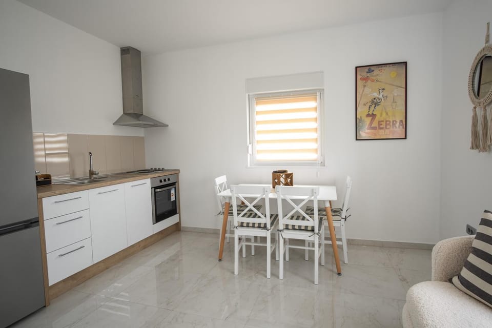 Kitchen or kitchenette, Dining area, oven, stove