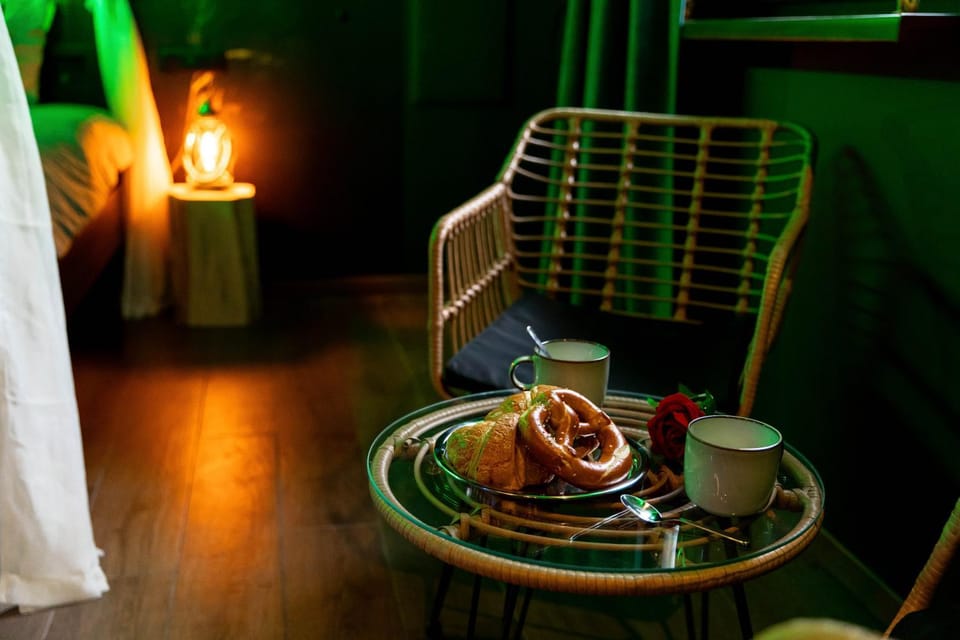 Living room, Food and drinks, Seating area, Food