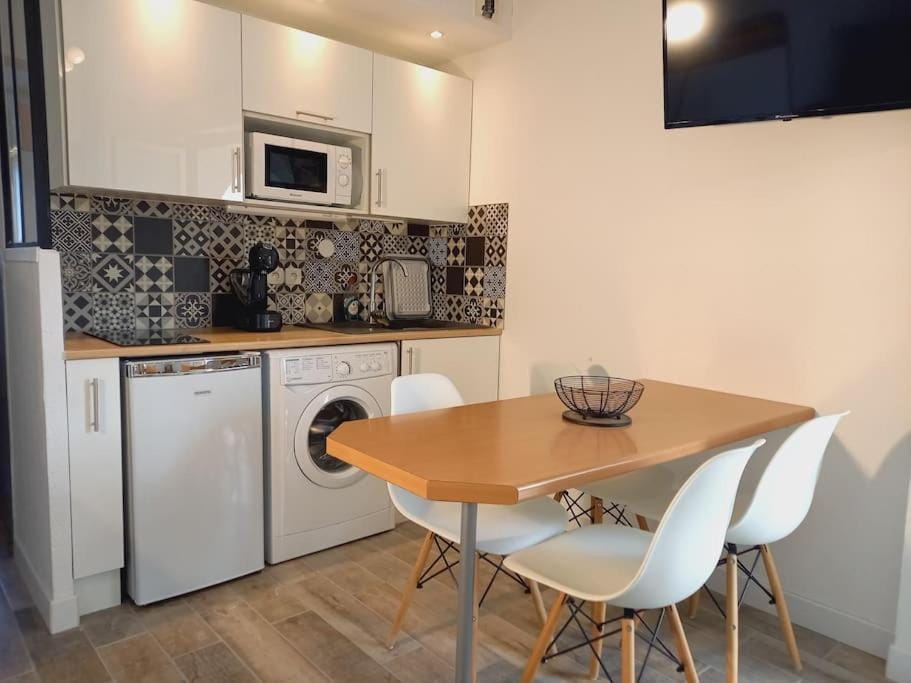 Kitchen or kitchenette, Dining area, oven, stove