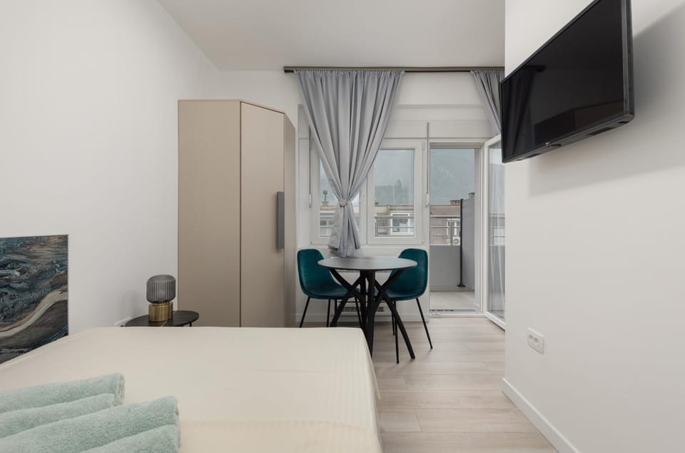 Bed, TV and multimedia, Bedroom