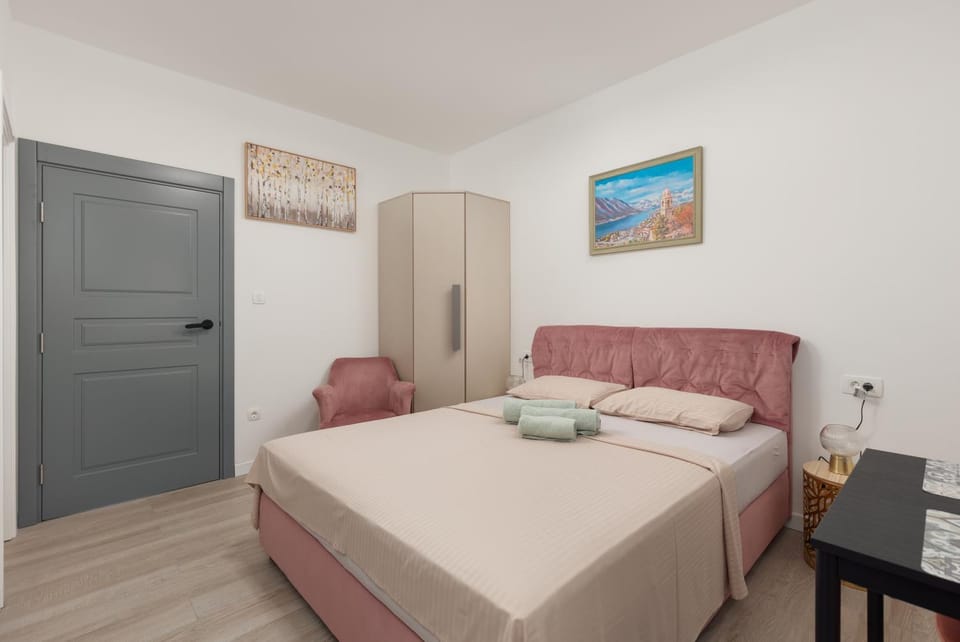 Bed, Photo of the whole room, Seating area, wardrobe