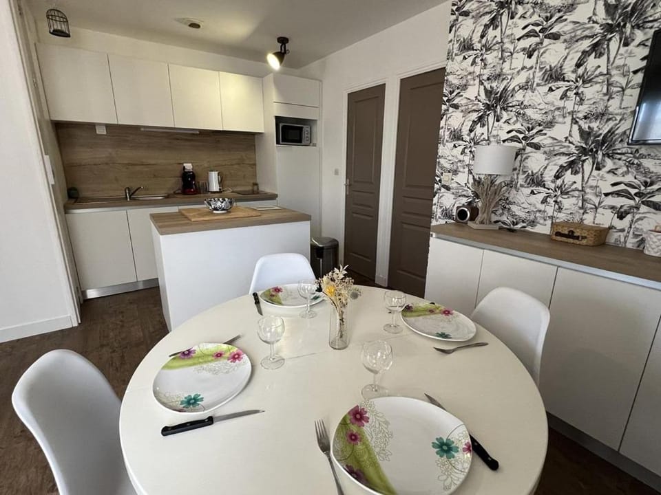 Kitchen or kitchenette, Living room, stove