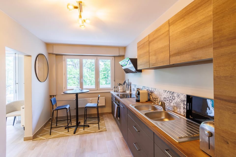 Coffee/tea facilities, Kitchen or kitchenette, stove