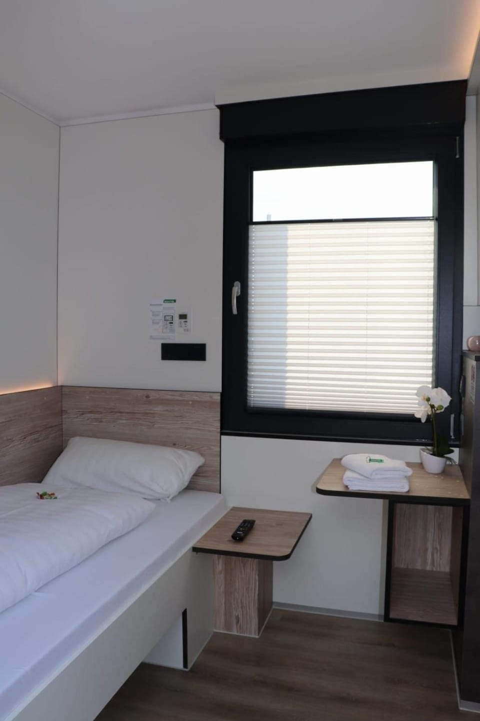 Bed, Seating area