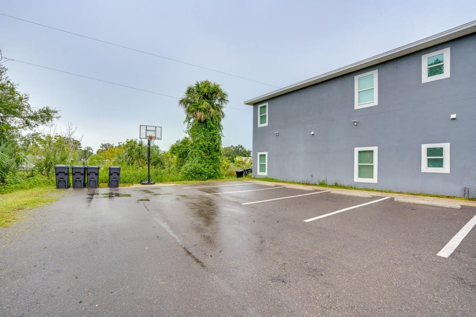 13 Mi to Beaches: Pet-Friendly Condo in Palmetto! House in Tampa Bay